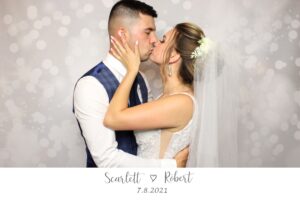 Výsledná fotografia nevesty a ženícha, kde si dávajú pusu. V spodnej časti fotografie sa nachádza grafika s ich menami a dátumom svadby.
